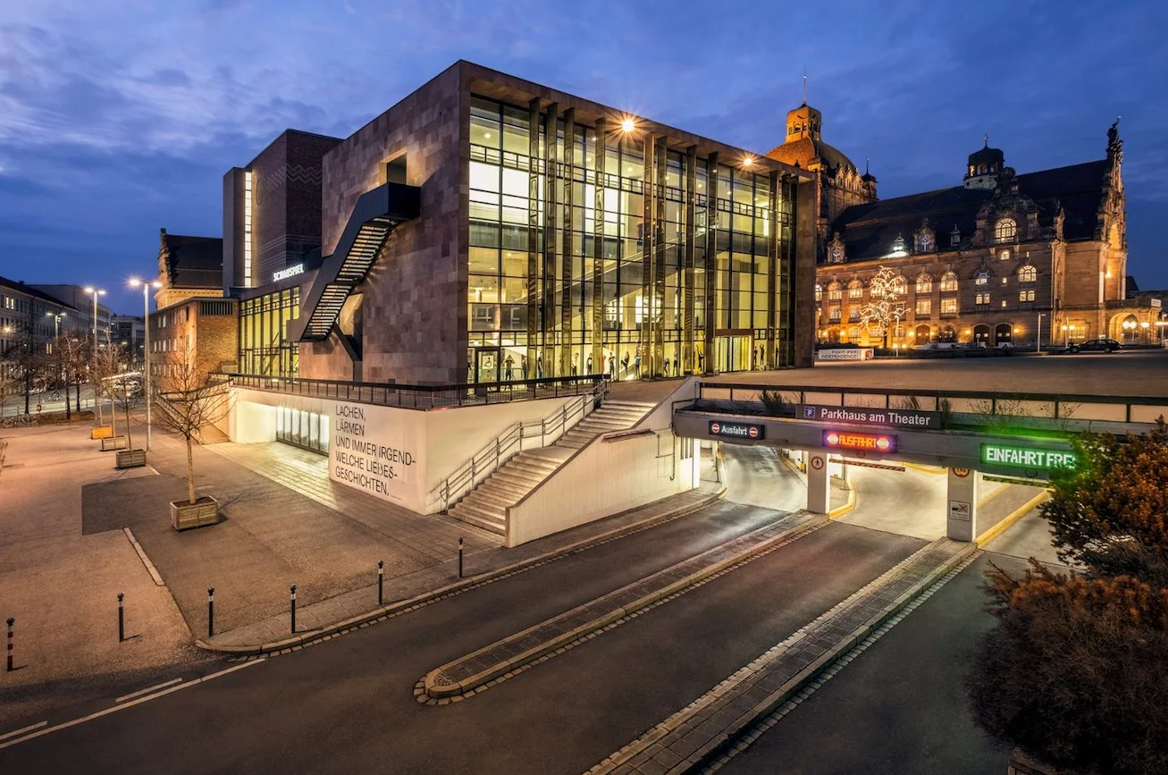 Theatergebäude am Abend