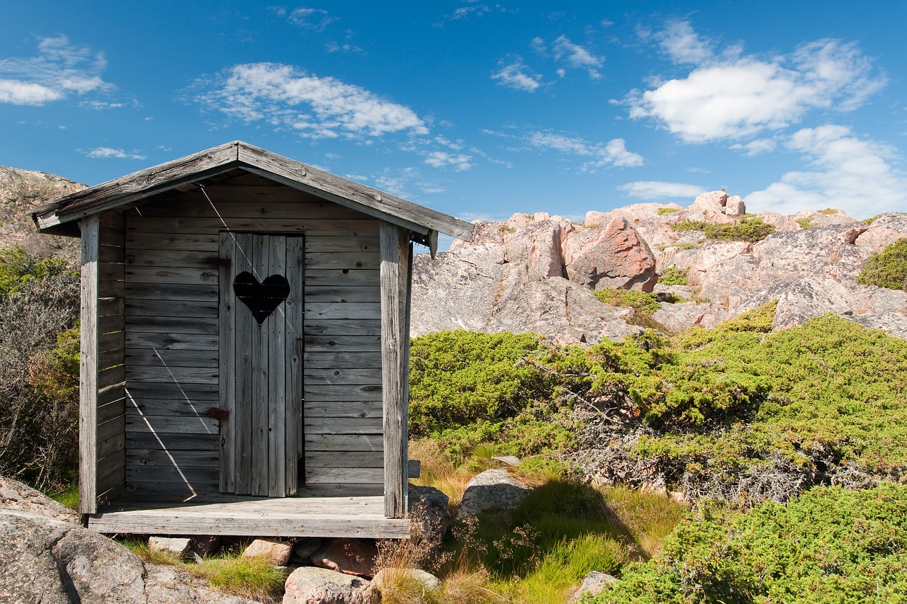 Bild einer Toilette auf einem Berg. Thema Toilettenpflicht.